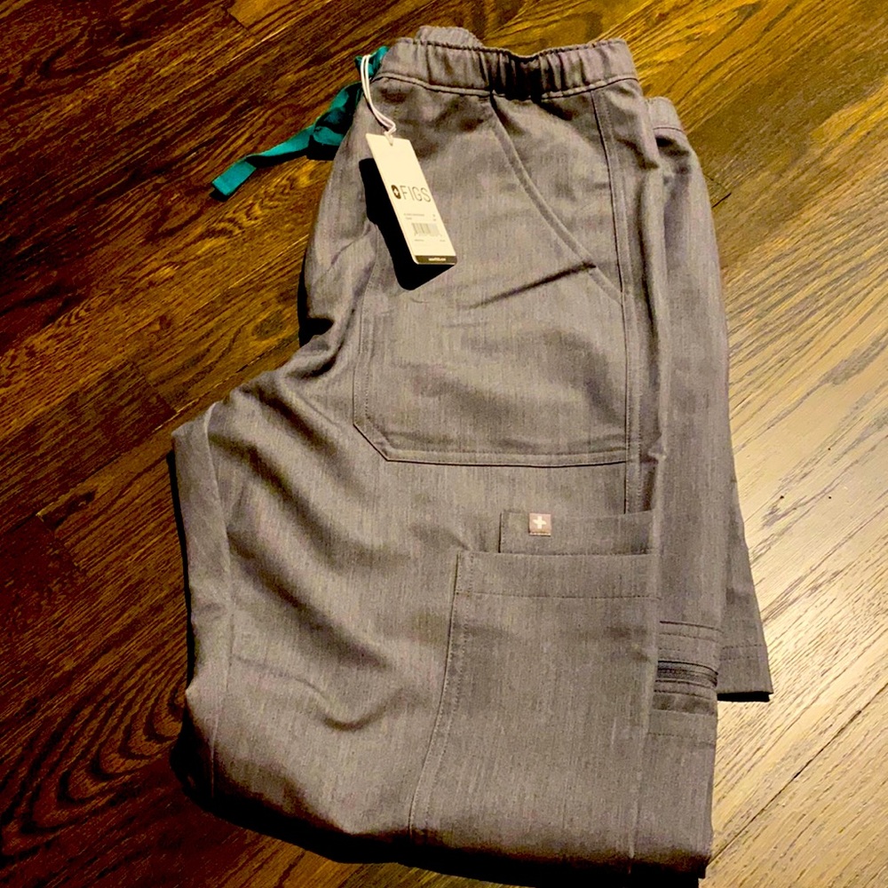 Men’s grey FIGS cargo pants